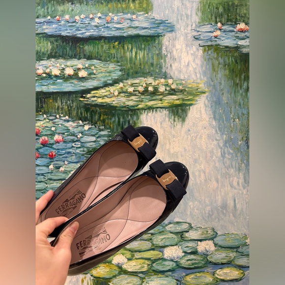 Authentic Salvatore Ferragamo size 7.5 Varina  Ballet Flats - Picture 2 of 8